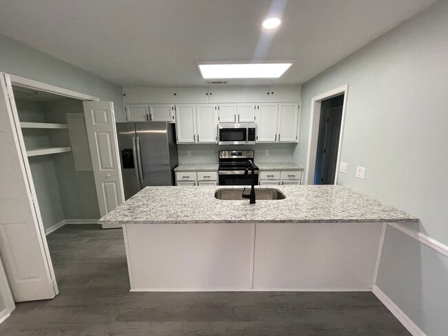 Building Photo - Updated 2BR/2BA Duplex in Downtown Springfield – Modern Finishes & Spacious Layout
