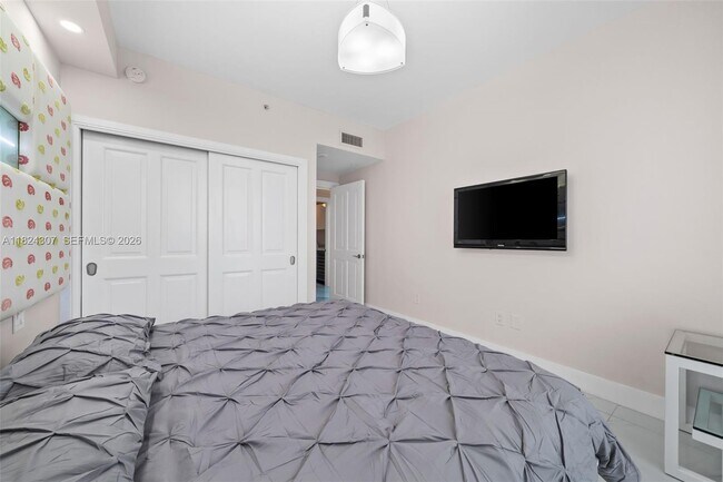 Building Photo - 17875 Collins Ave