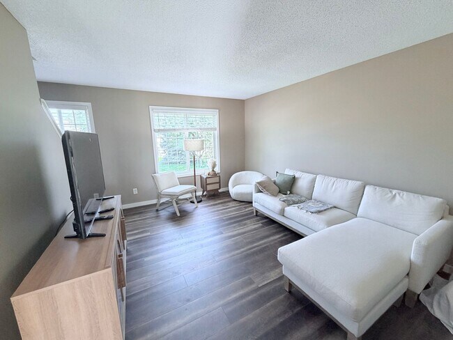 Building Photo - Modern 2-Bedroom Townhome in Apple Valley with Private Patio!!