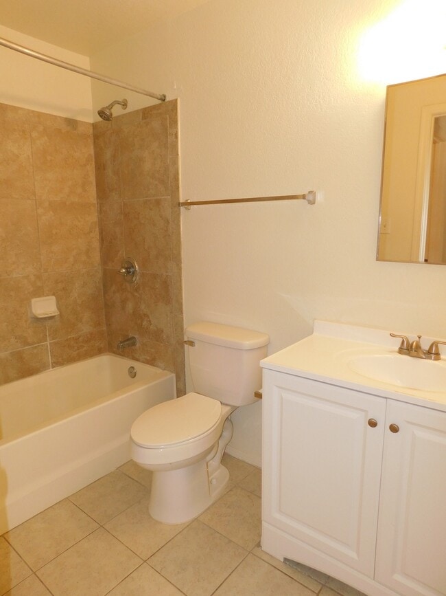 Building Photo - 3 BEDROOM HOME IN OCOTILLO!