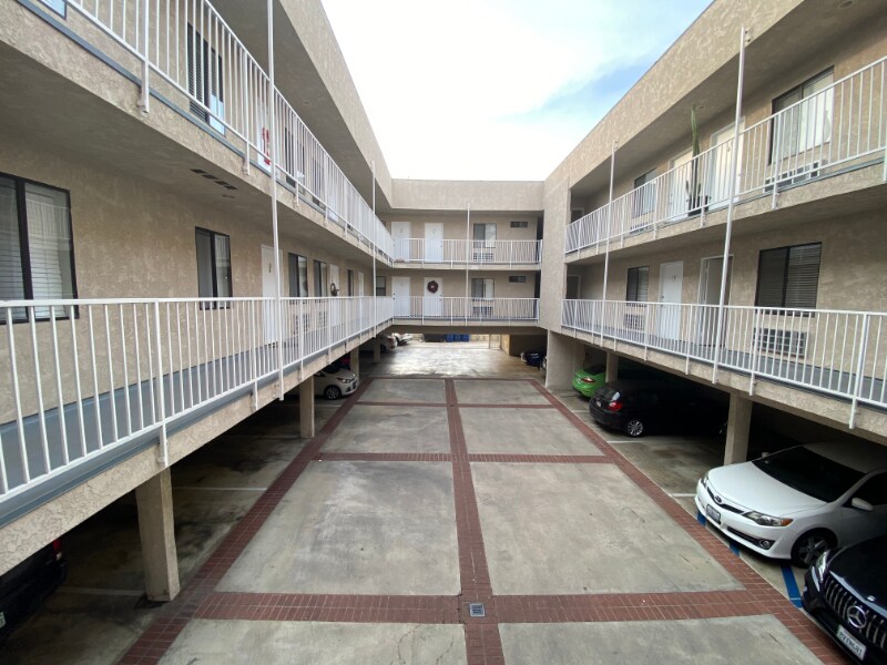 Building Photo - 1535 N Kenmore Ave