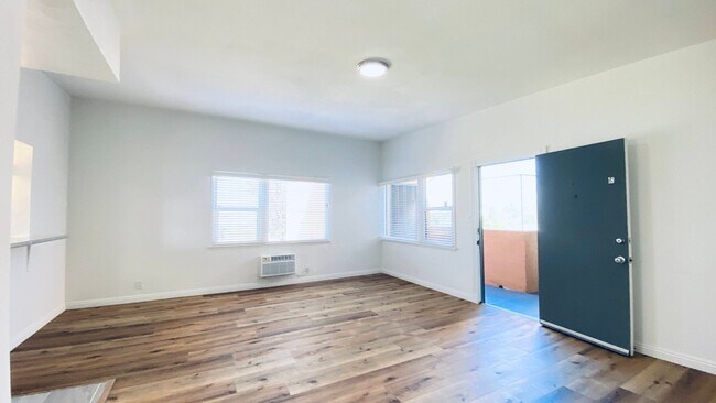 Interior Photo - 1957 Frank St / 2519 Virginia Ave