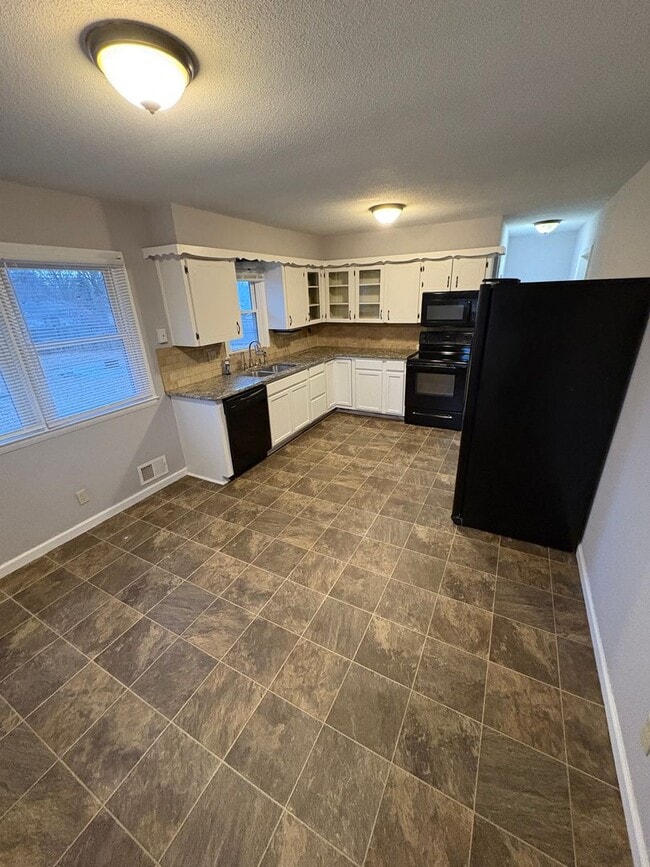 Building Photo - Huge Corner Lot in Grandview!! - 3 Bed / 2 Bath Split-Entry w/ Fenced Yard