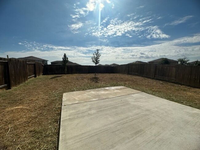 Building Photo - Nice 3 Bedroom, 2.5 Bath Home in Luckey Ra...