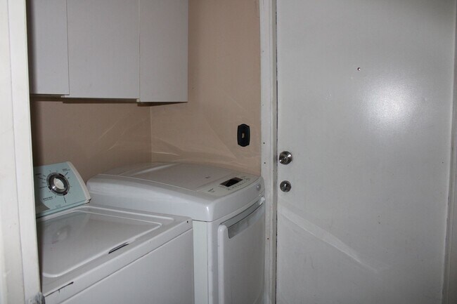 Building Photo - A charming 2-bedroom, 2-bathroom home located in the vibrant community of Spring Hill