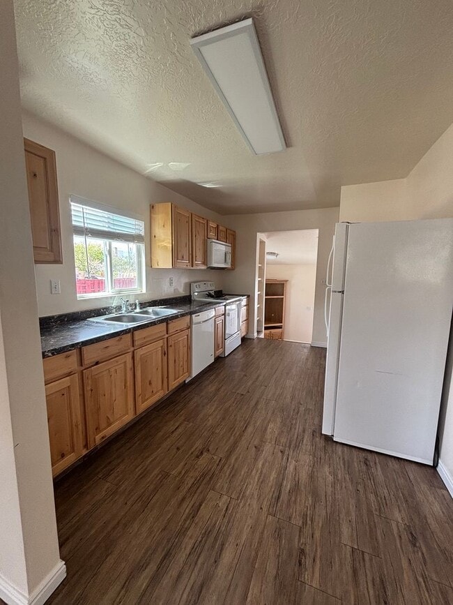 Building Photo - Home with Many Qualities! Commercial or residential