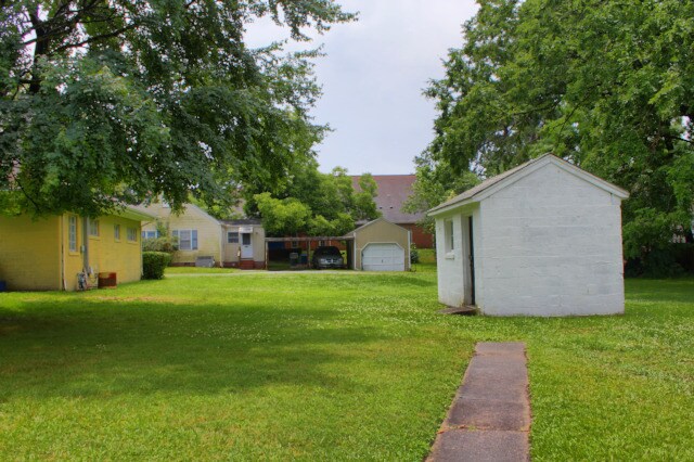 Building Photo - 303 W Carver St