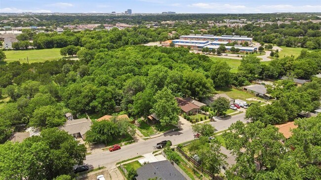Building Photo - 9504 N Creek Dr