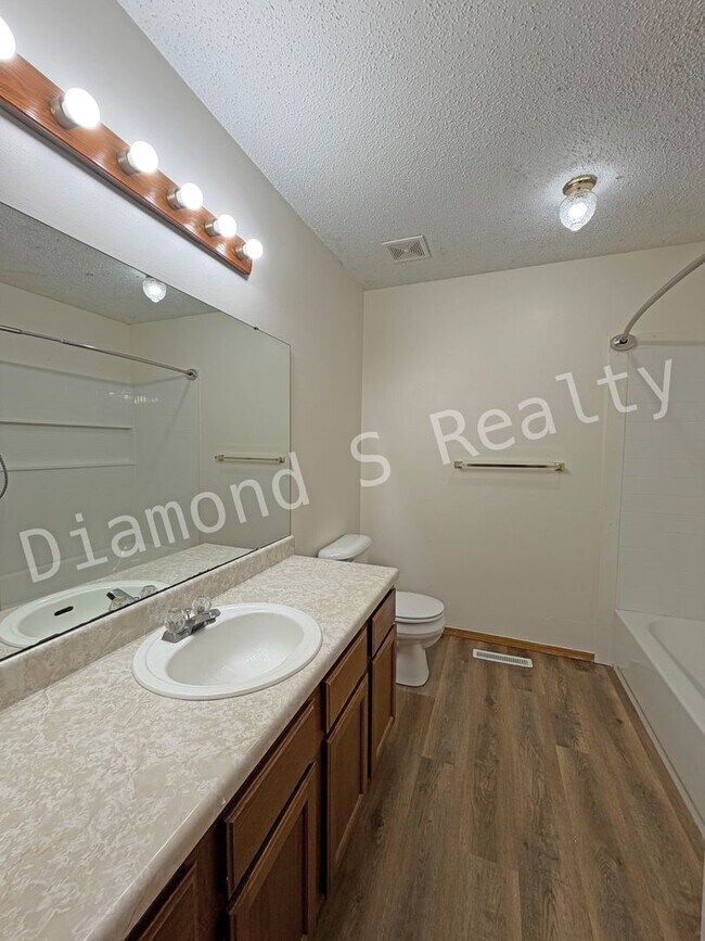 Building Photo - 3 Bed / 1.5 Bath Home - Great South Spring...