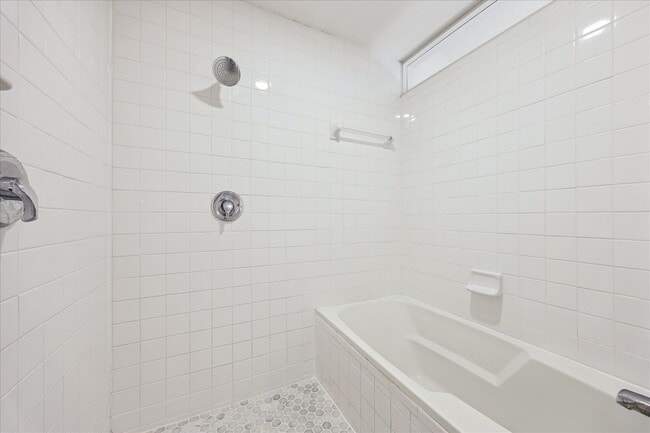 Building Photo - 1617 Tuam St