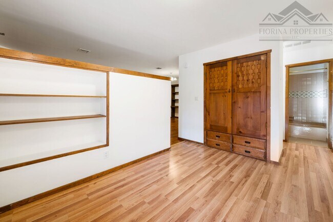 Building Photo - UNFURNISHED Inviting Studio Apartment in the Heart of Downtown