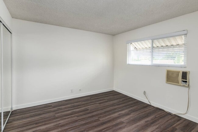 Building Photo - Corner unit with mountain views!!