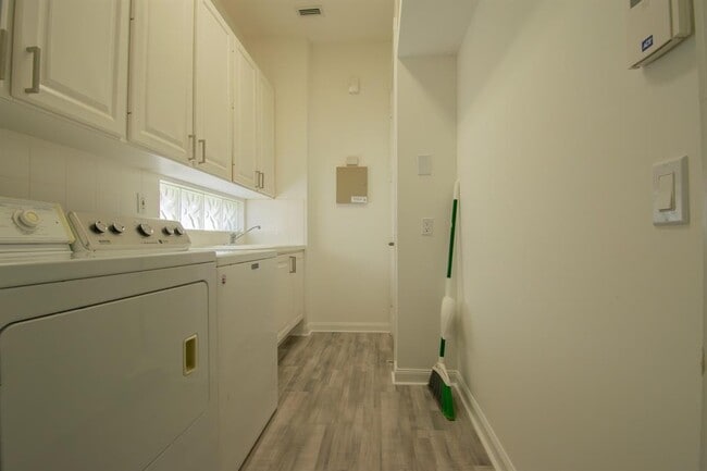Building Photo - 7046 Fish Creek Ln