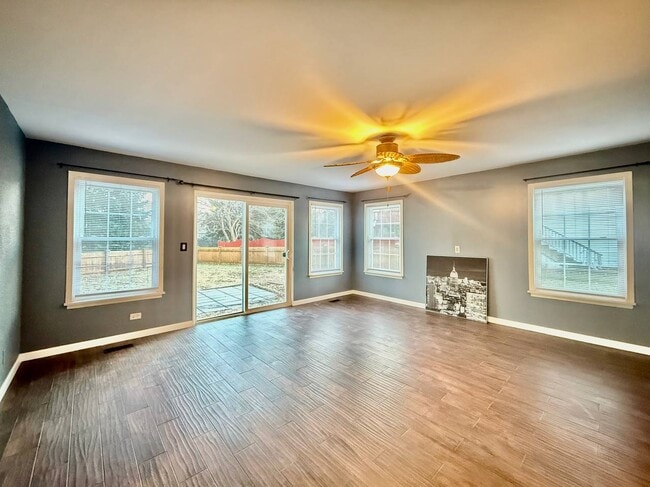 Building Photo - 433 Gloria Ln