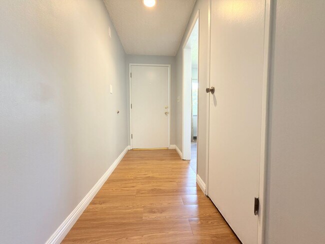 Building Photo - 4-Bedroom Home in Prime Northridge Location