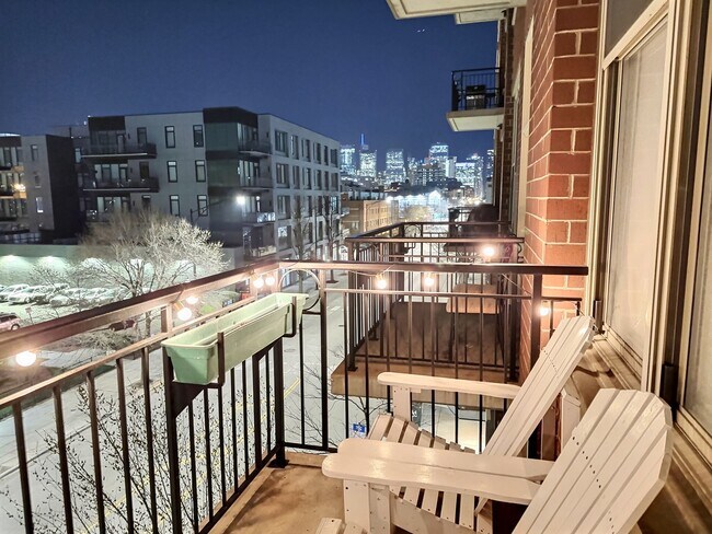 Balcony with seating and grill, great for relaxing mornings and evenings - 6 S Laflin St