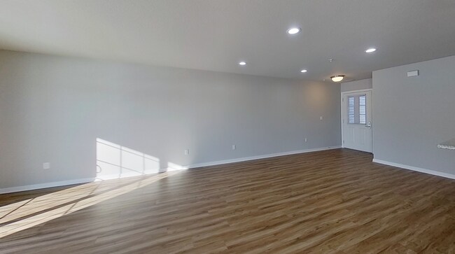 Building Photo - Lower 1 Bedroom 1 Bathroom Apartment is Available
