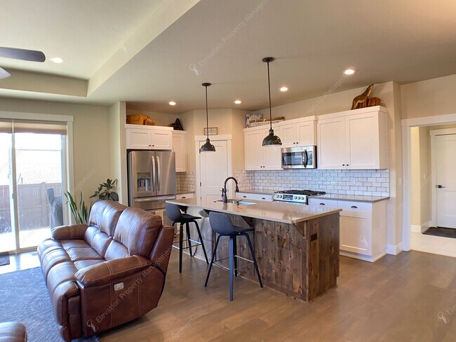 Building Photo - **Unfurnished** Single-level 3 BR-2BA  Home with Mountain Views