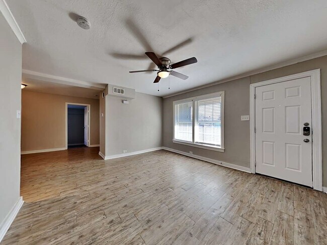 Building Photo - 403 E Standifer St