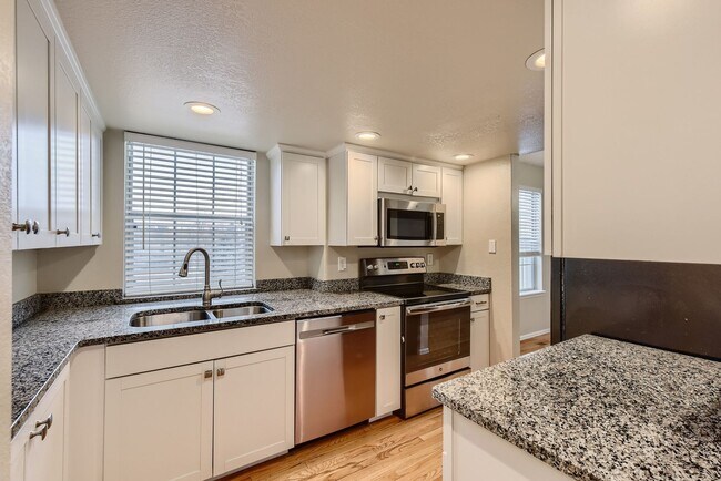 Building Photo - 3 Bedroom 3 Bath in Littleton next to horseshoe park!!