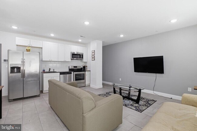 Building Photo - 925 N Broad St