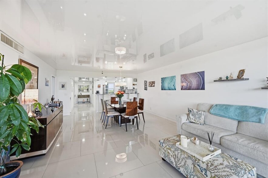 Building Photo - 4015 W Palm Aire Dr
