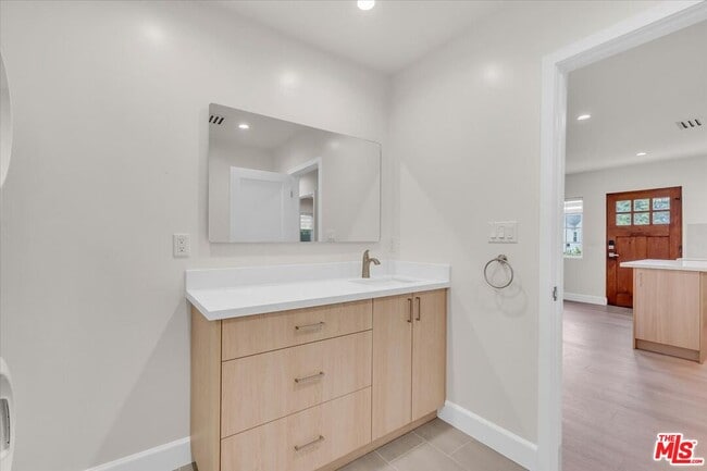 Building Photo - 6915 Encino Ave