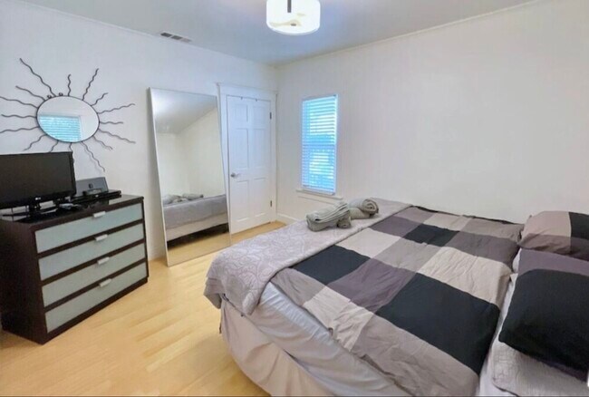 Building Photo - 8655 Clifton Way