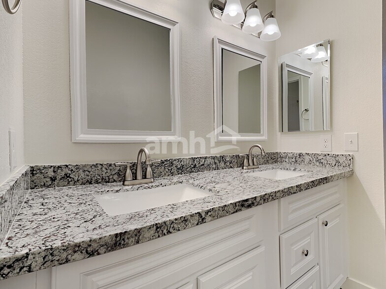 Building Photo - 6130 Peach Blossom Ln