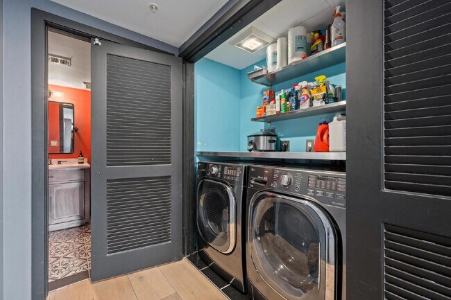 Building Photo - Chic Furnished Loft with Bay Views in the ...