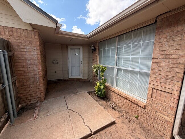 Building Photo - Townhome Located In Shadow Hills Near Take-Out, Walmart & Minutes from W. Loop 289 Access!