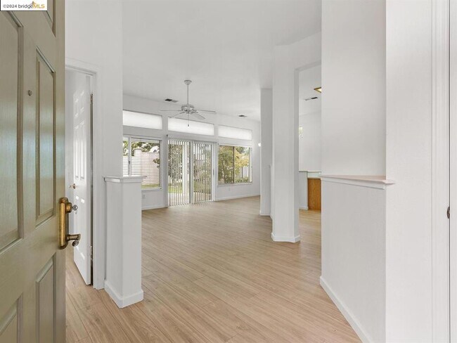 Building Photo - BEAUTIFULLY MAINTAINED 2 BEDROOM 2 BATH DETACHED UNIT