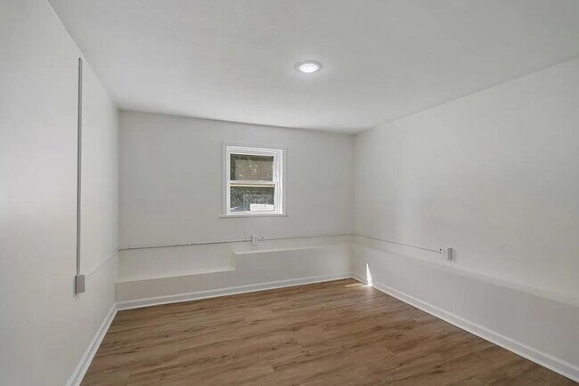 Building Photo - 5 Bedroom and 3 Bathroom home available to...
