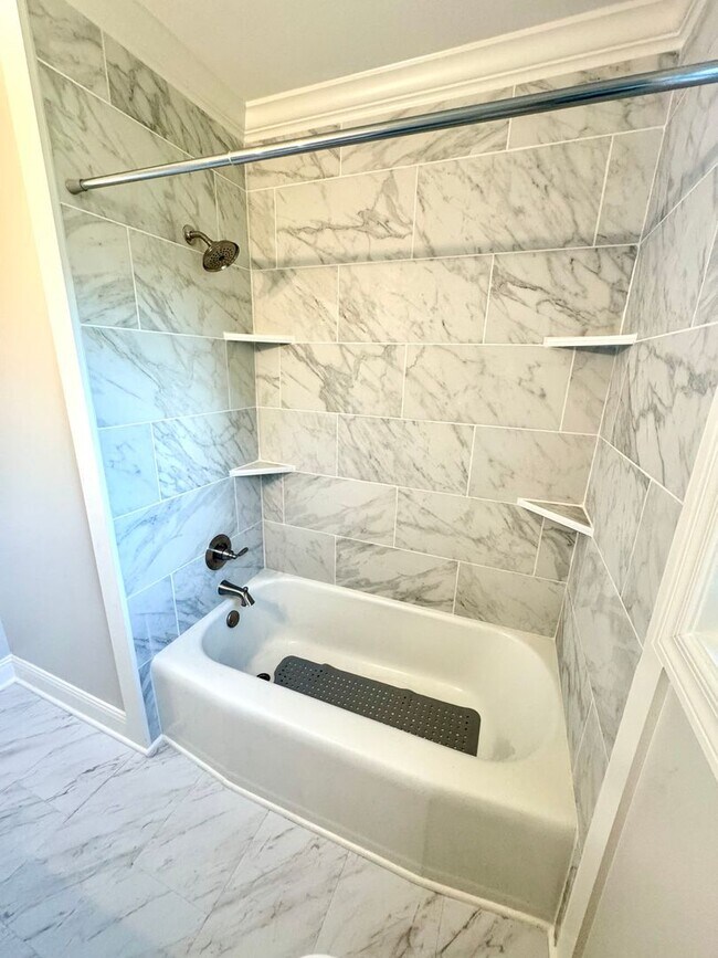 Building Photo - Freshly Renovated in Athens City! Lawncare included!