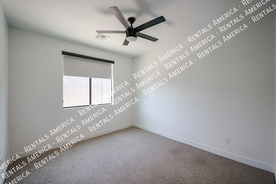 Building Photo - 2418 E Amelia Ave