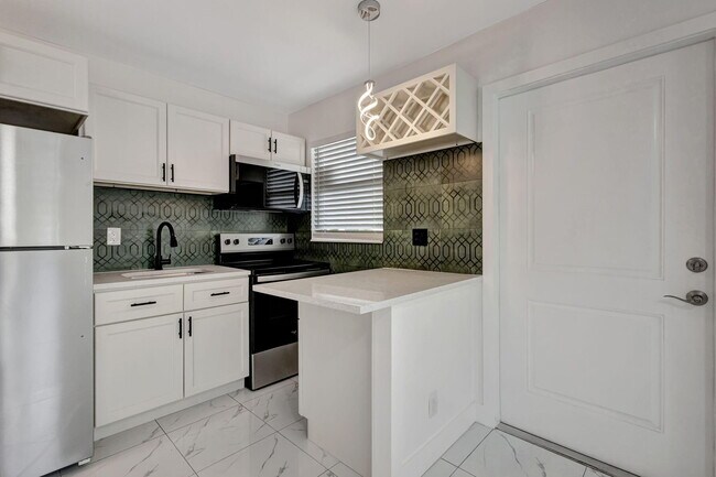 Building Photo - 525 S Broadway