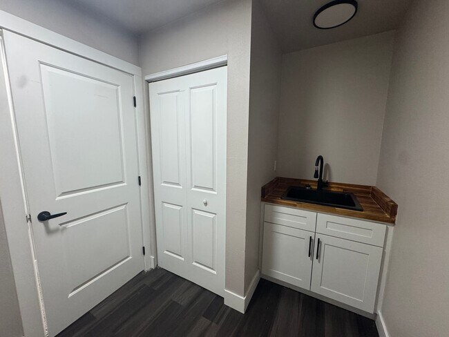 Building Photo - Modern 3 bedroom townhouse