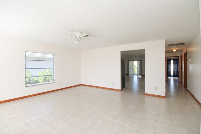 Building Photo - ** 2/2 HOME IN NAPLES PARK UNFURNISHED ** ...