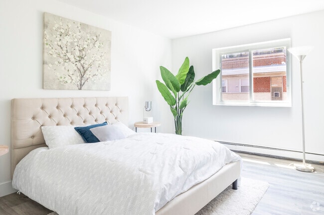 1BR1BA Primary Bedroom - 5314 N Damen Ave