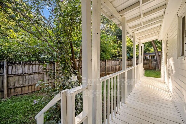 Building Photo - 604 Annie Laura Dr