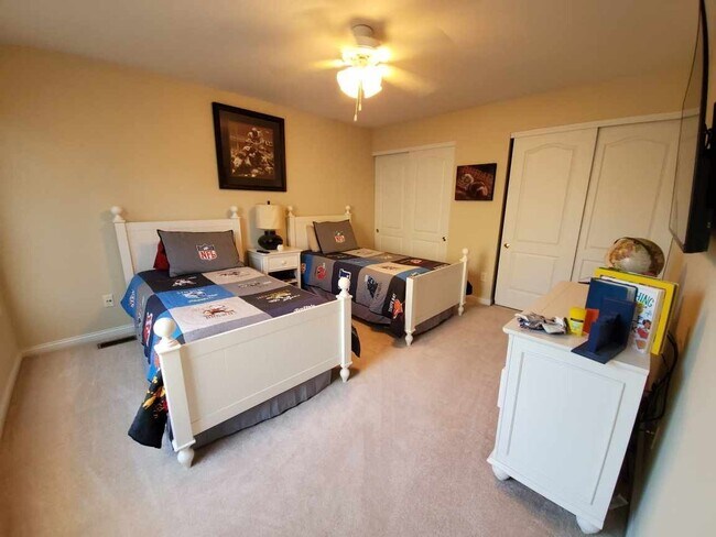 Building Photo - Executive home located near Bellbrook