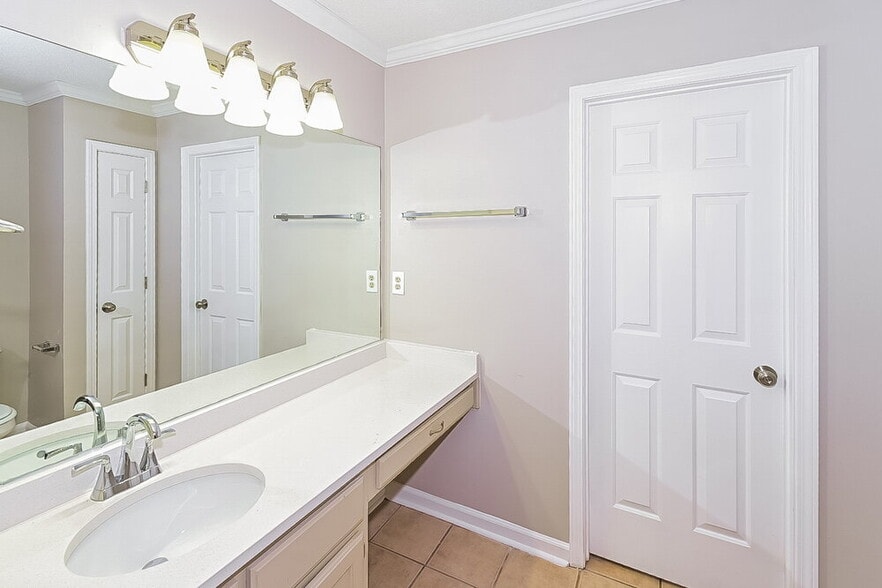 Building Photo - 9846 Riggan Dr