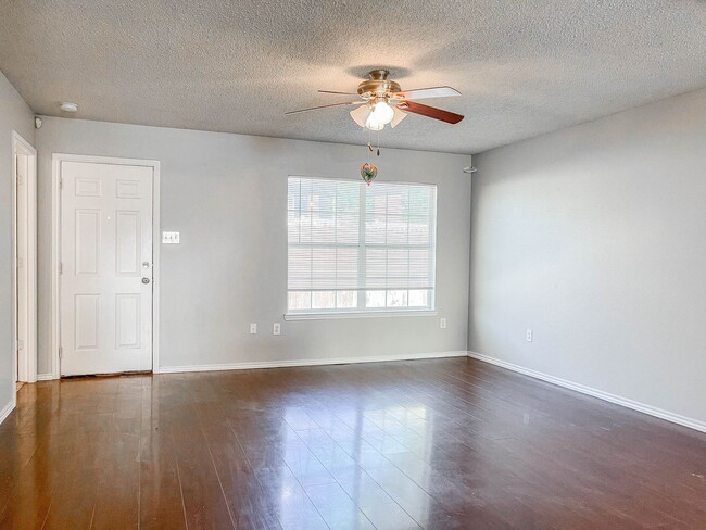 Building Photo - Beautiful Home Available 08/10!