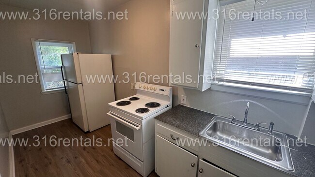 Building Photo - $525- 1 bed 1 bath - Duplex located in the Sunflower neighborhood