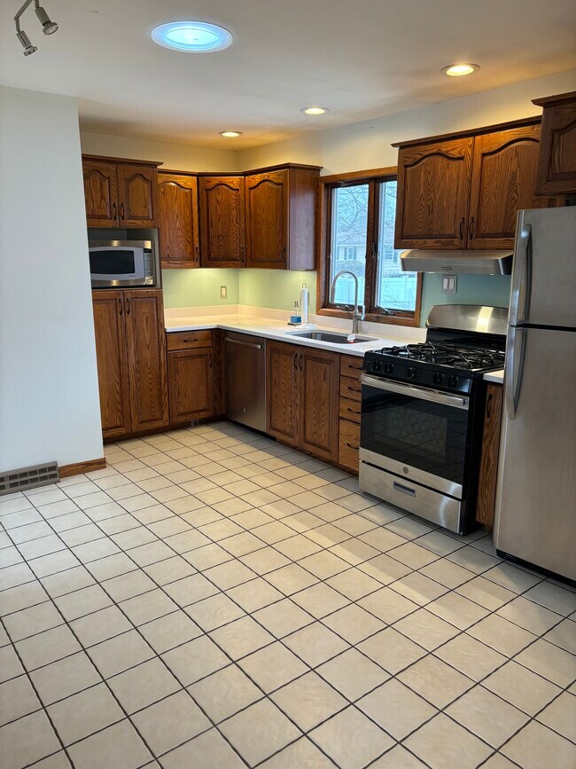 Building Photo - 8 Sebring Ave