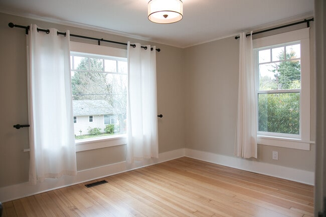 Building Photo - Charming Multnomah Village Remodeled Cottage