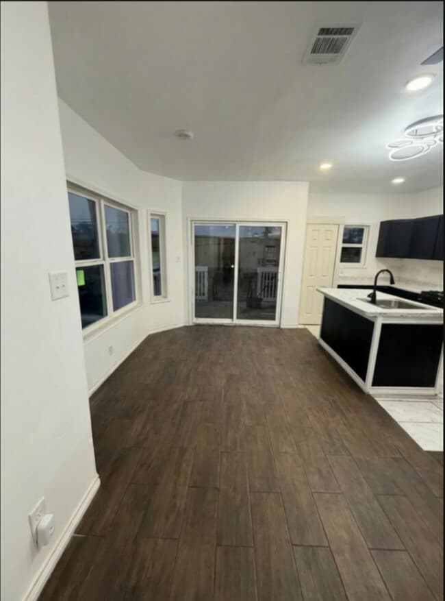 Building Photo - 5519 Osprey Dr