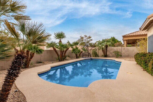 Building Photo - "Discover Your Dream Oasis: Spacious 4-Bedroom Retreat in Scottsdale's Paradise Drive!"