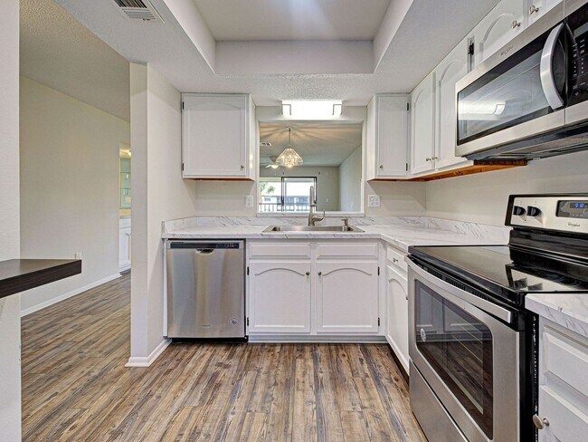 Building Photo - 2BD/2BA Mission Lakes Condo