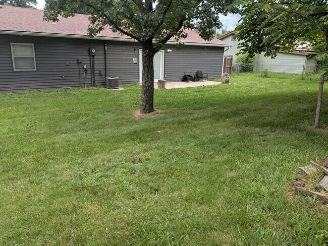 Building Photo - Fully furnished. All utilities included 3 Bed 1.5 Bath House